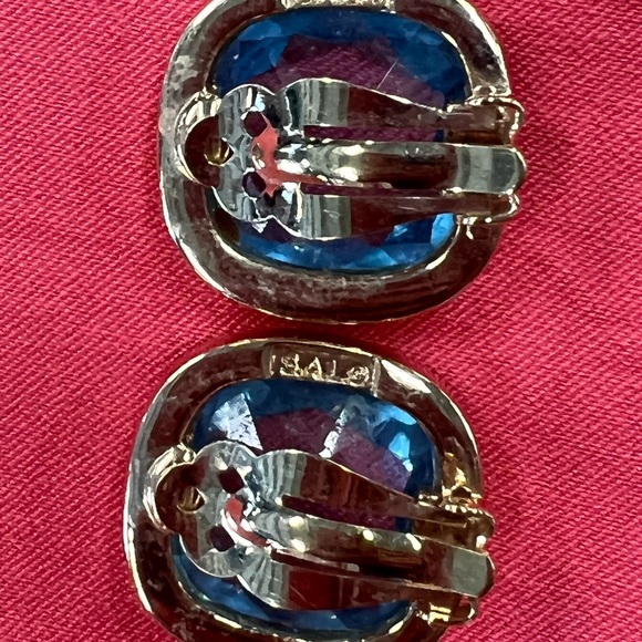 Vintage SAL SWAROVSKI LargeBlue/Clear 3/“ Pavé Crystal Gold Plated Clip Earrings - Picture 3 of 4